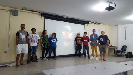 Professor Ricardo Plaza e alguns dos bolsistas que organizaram o cinedebate sobre o filme “2001 - Uma odisseia no espaço”