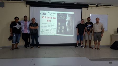 Professor Ricardo Plaza e alguns dos bolsistas que organizaram o cinedebate sobre o filme “O início do fim”