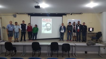 Professor Ricardo Plaza e seus bolsistas que organizaram este cinedebate
