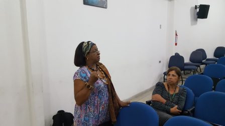 Professoras Teresinha e Regina participam do debate após a exibição do filme