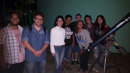 Professores Lucas Venezian e Luciana Brasil com estudantes durante observação do céu noturno