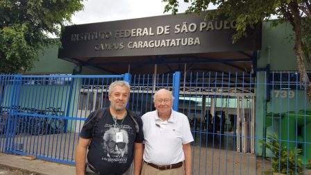 Professores Ricardo e Iuda em frente ao IFSP-Caraguatatuba