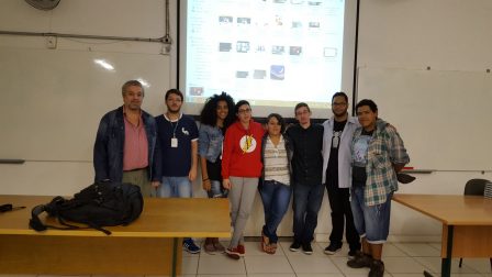 Professores Ricardo e Renato com bolsistas de extensão e de iniciação científica no início do cinedebate