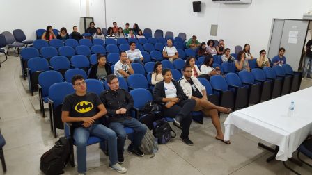 Público presente na palestra da professora Renata