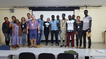 Público presente se confraterniza com senegaleses após o cinedebate