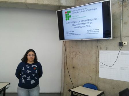 Roberta na apresentação de seu trabalho acadêmico