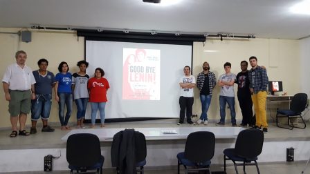 Professor Ricardo Plaza com bolsistas que organizaram este cinedebate