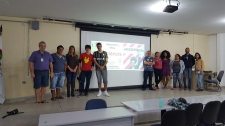 Professor Ricardo Plaza com seus bolsistas que organizaram este cinedebate 