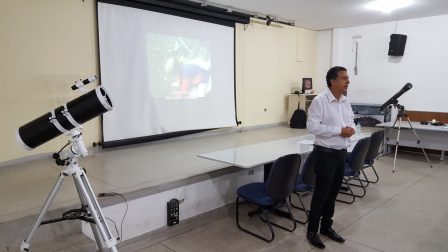 Professor Wilson conversa com os presentes ao cinedebate
