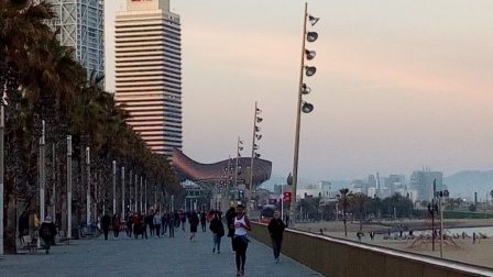 Vista da orla da cidade de Barcelona