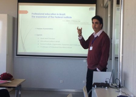 Professor Adriano Barbosa realizando palestra na conferência ATEE
