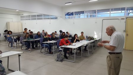 Professor Iuda durante uma das aulas