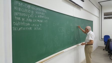 Professor Iuda em uma explicação realizada durante o minicurso