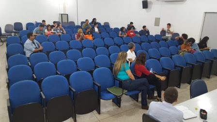 Público presente debate o filme