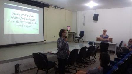 À esquerda, profa. Rosangela, à direira, profa. Juliane